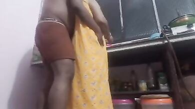 Kitchen k andar desi mature uncle aunty ki chudai