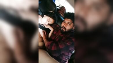 Car k backseat mai cute gf ko lund chusaake chodne ka desi car sex