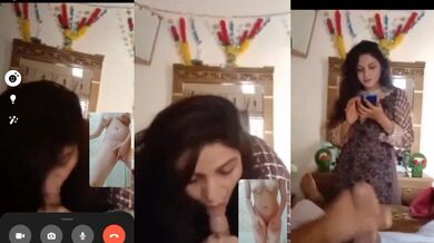 Bahan ko lund chusaate hue gf se sex chat kiya desi incest sex