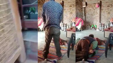 Gaanv ki randi bhabhi ki chudai karta majdur aadmi
