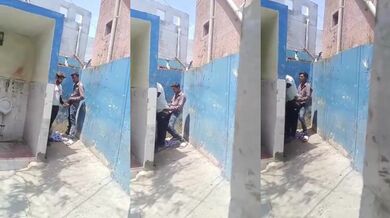 Public toilet mai gaand chudai karte pakde gaye desi gay sex
