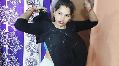 Padosan sona bhabhi ko godi mai uthake choda