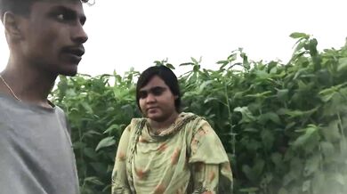 Bade boobs wali girlfriend ke sath khet mai chudai kiya