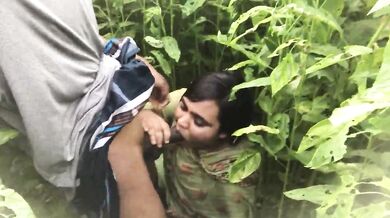 Bade boobs wali girlfriend ke sath khet mai chudai kiya