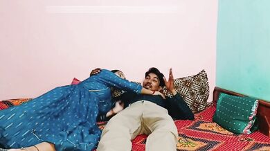 Kaam pe jaane se pahle subha subha patni ko lund chusaayaa