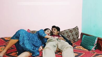 Kaam pe jaane se pahle subha subha patni ko lund chusaayaa