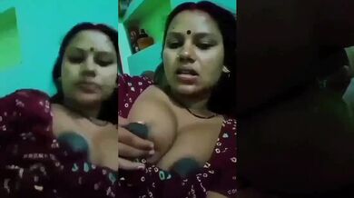 Kaamuk dehati bhabhi nai dikhai apne bade boobs or gili chut