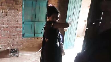 Bathroom ke andar khade khade chudi gaanv ki bhabhi