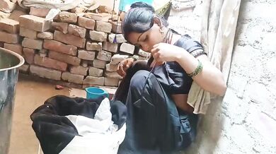 Bathroom ke andar khade khade chudi gaanv ki bhabhi