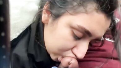 Car ke andar apne boyfriend ka lund ko chusti hot ladki