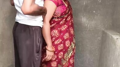 Kapde dho rahi apni soteli maa ko pakad choda jawan bete nai