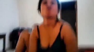 Desi bhabhi nai lover ke lund ko chuske kiya sex