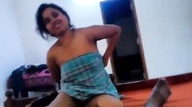 Desi bhabhi nai lover ke lund ko chuske kiya sex