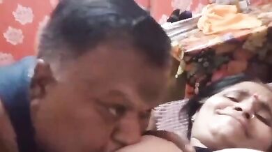 Tharki uncel nai chusa sexy kaamwali aunty ke bade boobs