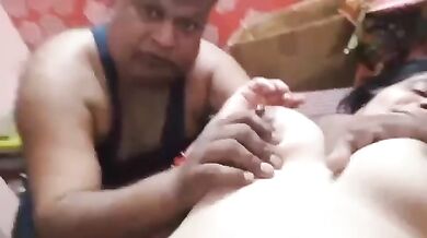 Tharki uncel nai chusa sexy kaamwali aunty ke bade boobs