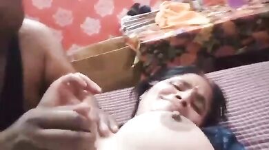 Tharki uncel nai chusa sexy kaamwali aunty ke bade boobs