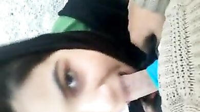 Chudasi kashmiri girl ne lund chusa deewar ke piche