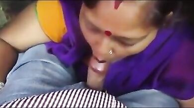 Desi kamwali ne lund suck kiya table ke niche baith ke