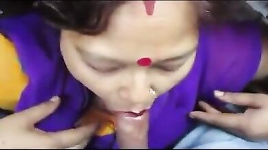 Desi kamwali ne lund suck kiya table ke niche baith ke