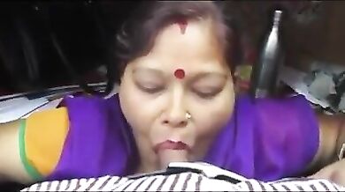 Desi kamwali ne lund suck kiya table ke niche baith ke