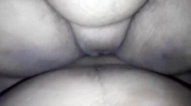 Lund par moot ke chudwaya padosan aunty ne