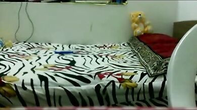 Bistar par garam ladki chut hila rahi he