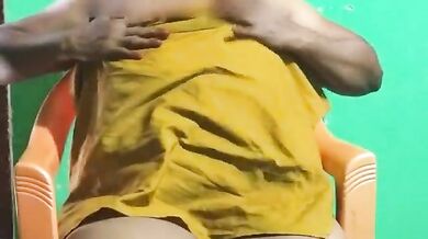 Mombatti chut me dalti hui kamwali ka sex clip