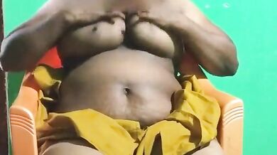 Mombatti chut me dalti hui kamwali ka sex clip