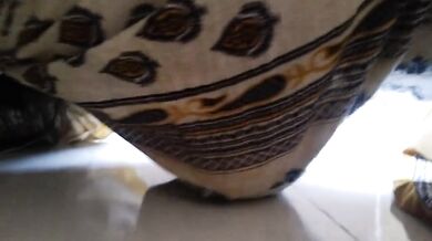 Palang ke niche fansi maa ki gaand mari bete ne