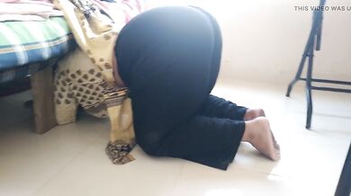 Palang ke niche fansi maa ki gaand mari bete ne