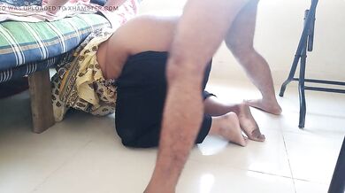 Palang ke niche fansi maa ki gaand mari bete ne