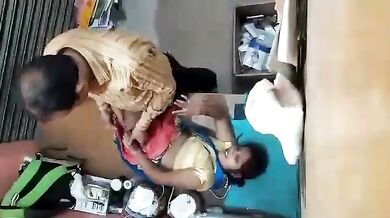 Desi doctor ne bhabhi ki chut me ungli ki