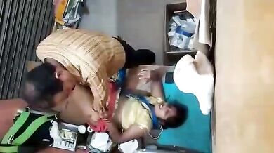 Desi doctor ne bhabhi ki chut me ungli ki