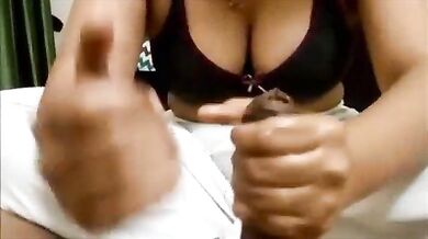 Bra pahni sexy girl ne boss ke lund ko hilaya