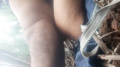 Toilet karne aai aunty ki khet me chudai