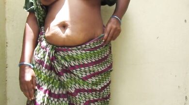 Uncle ke soye lund ko uthati madrasi aunty