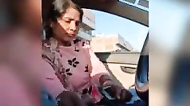 Punjabi aunty ne car me muth mari