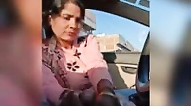 Punjabi aunty ne car me muth mari