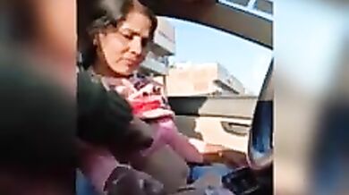 Punjabi aunty ne car me muth mari