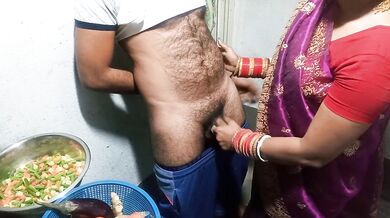Kitchen me lund hilaya hot bhabhi ne