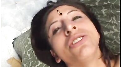 Hot Indian pornstar aunty threesome fucking video