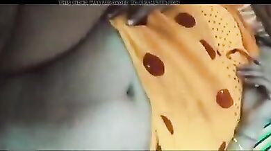 Moti desi kamwali ki badi chut me lund dala