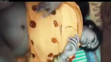 Moti desi kamwali ki badi chut me lund dala