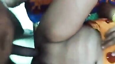 Moti desi kamwali ki badi chut me lund dala