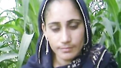 Masoom punjabi girlfriend ki khet me chudai kar ke video banaya
