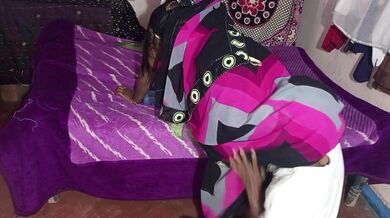 Desi village mami ki gaand aur chut chati saree me ghus ke