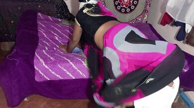 Desi village mami ki gaand aur chut chati saree me ghus ke