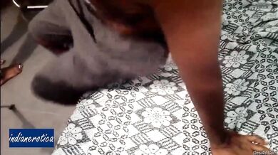 Desi uncle ne kamwali ko loda chusaya