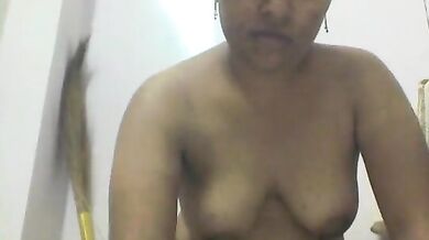 South ki kamuk aunty ne webcam par chut dikhai