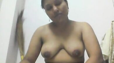 South ki kamuk aunty ne webcam par chut dikhai